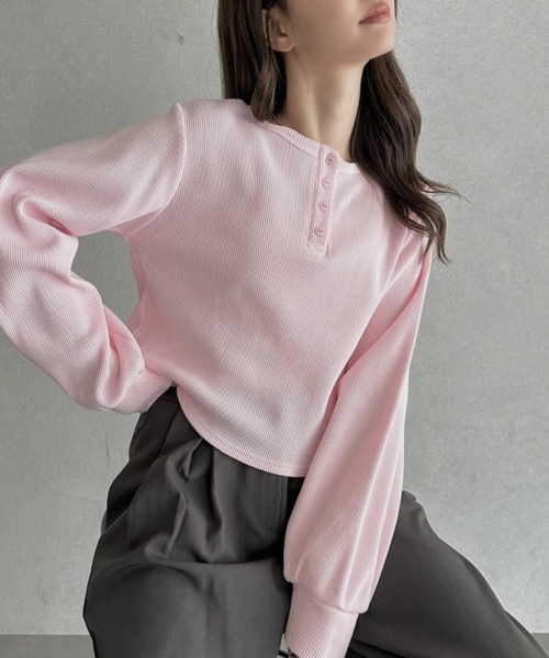 TREOVER(トレオーバー)の「《ラフにお洒落見えが叶う》ヘンリーネックショート丈ワッフルプルオーバー(Tシャツ/カットソー・レディース・オフホワイト/チャコール/ボルドー/ブラック/イエロー/ブラック系その他/ピンク/ブラウン系その他・FREE)」の7枚目の写真