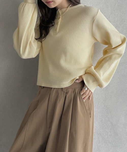 TREOVER(トレオーバー)の「《ラフにお洒落見えが叶う》ヘンリーネックショート丈ワッフルプルオーバー(Tシャツ/カットソー・レディース・オフホワイト/チャコール/ボルドー/ブラック/イエロー/ブラック系その他/ピンク/ブラウン系その他・FREE)」の6枚目の写真