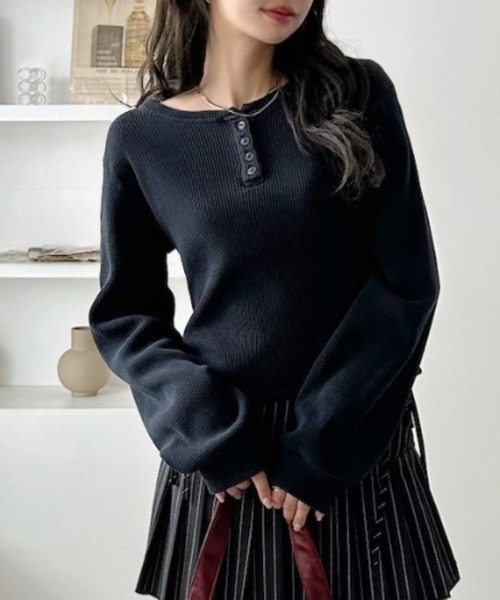 TREOVER(トレオーバー)の「《ラフにお洒落見えが叶う》ヘンリーネックショート丈ワッフルプルオーバー(Tシャツ/カットソー・レディース・オフホワイト/チャコール/ボルドー/ブラック/イエロー/ブラック系その他/ピンク/ブラウン系その他・FREE)」の4枚目の写真