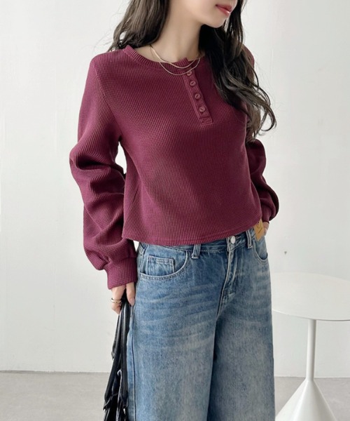 TREOVER(トレオーバー)の「《ラフにお洒落見えが叶う》ヘンリーネックショート丈ワッフルプルオーバー(Tシャツ/カットソー・レディース・オフホワイト/チャコール/ボルドー/ブラック/イエロー/ブラック系その他/ピンク/ブラウン系その他・FREE)」の8枚目の写真
