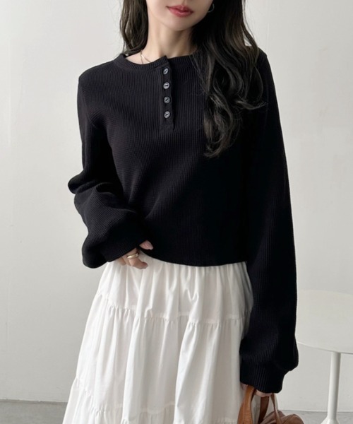 TREOVER(トレオーバー)の「《ラフにお洒落見えが叶う》ヘンリーネックショート丈ワッフルプルオーバー(Tシャツ/カットソー・レディース・オフホワイト/チャコール/ボルドー/ブラック/イエロー/ブラック系その他/ピンク/ブラウン系その他・FREE)」の1枚目の写真