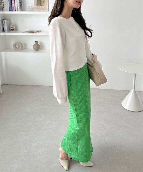 TREOVER(トレオーバー)の「《ラフにお洒落見えが叶う》ヘンリーネックショート丈ワッフルプルオーバー(Tシャツ/カットソー・レディース・オフホワイト/チャコール/ボルドー/ブラック/イエロー/ブラック系その他/ピンク/ブラウン系その他・FREE)」の10枚目の写真
