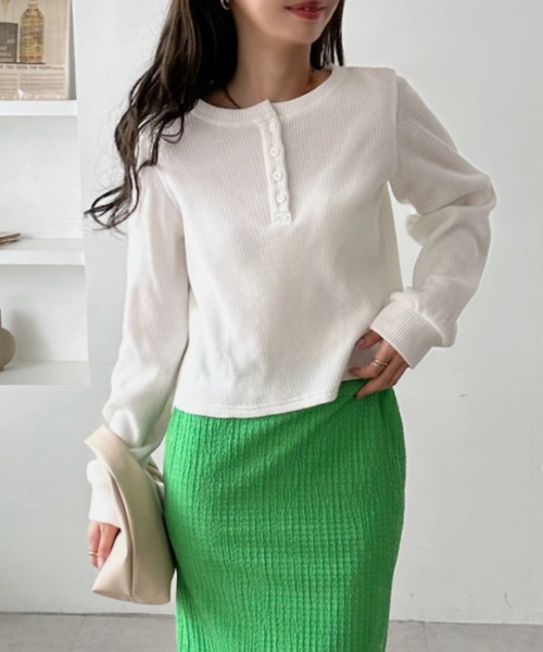 TREOVER(トレオーバー)の「《ラフにお洒落見えが叶う》ヘンリーネックショート丈ワッフルプルオーバー(Tシャツ/カットソー・レディース・オフホワイト/チャコール/ボルドー/ブラック/イエロー/ブラック系その他/ピンク/ブラウン系その他・FREE)」の11枚目の写真