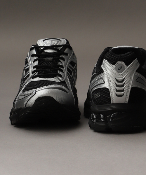 ASICS(アシックス)の「ASICS / アシックス GEL-KAYANO 12.1(スニーカー・メンズ・シルバー/ブラック/ホワイト・26cm/26.5cm/27cm/27.5cm/28cm)」の4枚目の写真