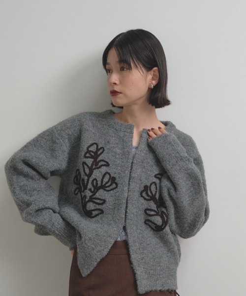 Shelly island（シェリーアイランド）の「テープ刺繍カーディガン（ニット/セーター・レディース・ブラウン/グレー/ブラック・FREE）」の6枚目の写真
