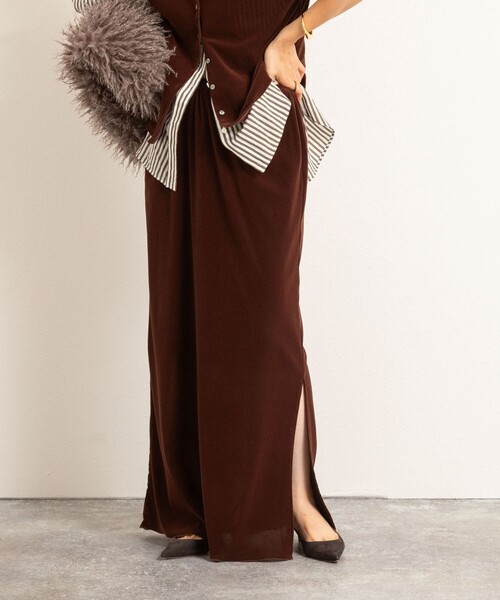 NOLLEY’S（ノーリーズ）の「【MAQWEL/マクウェル】ウォッシャブルベロアロングスカート（スカート・レディース・ブラウン/カーキ・1/2）」の2枚目の写真