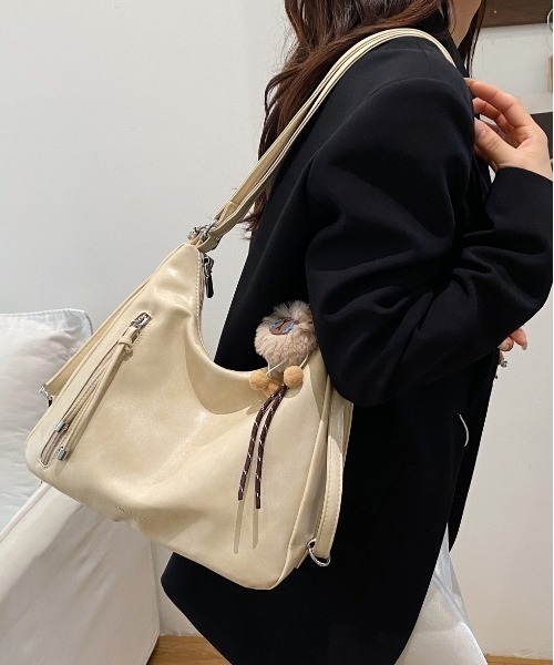 gossip！ロサンゼルス（ゴシップロサンゼルス）の「Y2K チャーム付き大容量バッグ ショルダーバッグ＆斜め掛けバッグ デイリー＆通勤用（ショルダーバッグ・レディース・ブラック/ブラウン/ブラウン系その他/オフホワイト・FREE）」の2枚目の写真