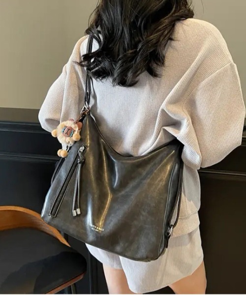 gossip！ロサンゼルス（ゴシップロサンゼルス）の「Y2K チャーム付き大容量バッグ ショルダーバッグ＆斜め掛けバッグ デイリー＆通勤用（ショルダーバッグ・レディース・ブラック/ブラウン/ブラウン系その他/オフホワイト・FREE）」の3枚目の写真