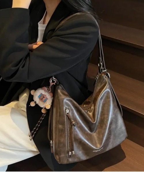 gossip！ロサンゼルス（ゴシップロサンゼルス）の「Y2K チャーム付き大容量バッグ ショルダーバッグ＆斜め掛けバッグ デイリー＆通勤用（ショルダーバッグ・レディース・ブラック/ブラウン/ブラウン系その他/オフホワイト・FREE）」の7枚目の写真