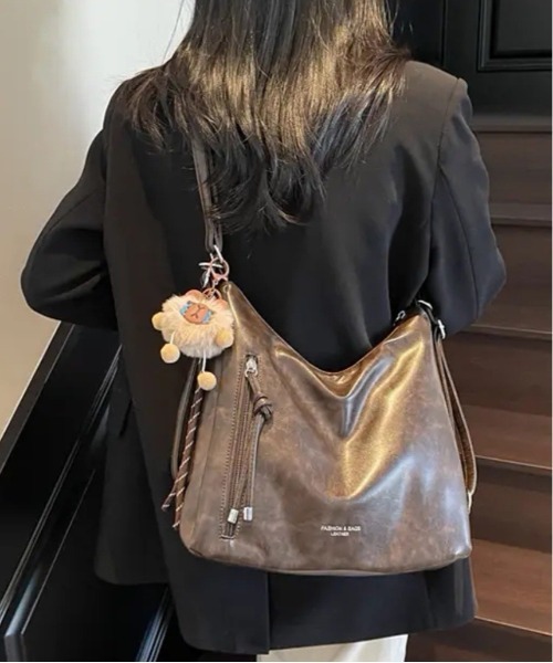 gossip！ロサンゼルス（ゴシップロサンゼルス）の「Y2K チャーム付き大容量バッグ ショルダーバッグ＆斜め掛けバッグ デイリー＆通勤用（ショルダーバッグ・レディース・ブラック/ブラウン/ブラウン系その他/オフホワイト・FREE）」の8枚目の写真