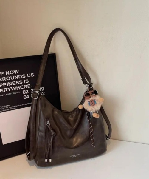 gossip！ロサンゼルス（ゴシップロサンゼルス）の「Y2K チャーム付き大容量バッグ ショルダーバッグ＆斜め掛けバッグ デイリー＆通勤用（ショルダーバッグ・レディース・ブラック/ブラウン/ブラウン系その他/オフホワイト・FREE）」の11枚目の写真