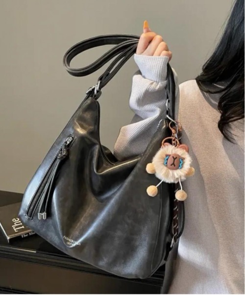 gossip！ロサンゼルス（ゴシップロサンゼルス）の「Y2K チャーム付き大容量バッグ ショルダーバッグ＆斜め掛けバッグ デイリー＆通勤用（ショルダーバッグ・レディース・ブラック/ブラウン/ブラウン系その他/オフホワイト・FREE）」の10枚目の写真