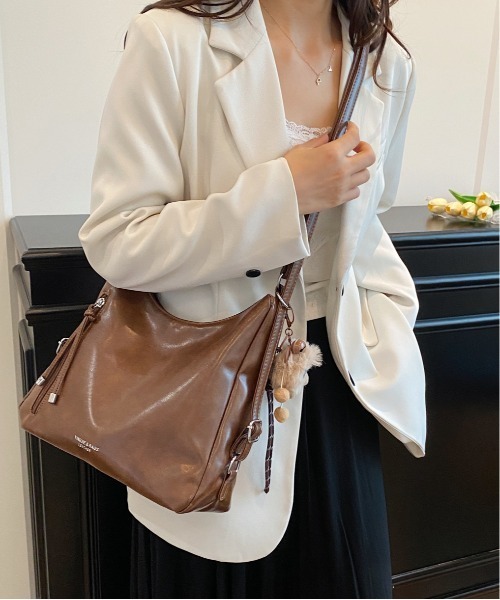 gossip！ロサンゼルス（ゴシップロサンゼルス）の「Y2K チャーム付き大容量バッグ ショルダーバッグ＆斜め掛けバッグ デイリー＆通勤用（ショルダーバッグ・レディース・ブラック/ブラウン/ブラウン系その他/オフホワイト・FREE）」の12枚目の写真