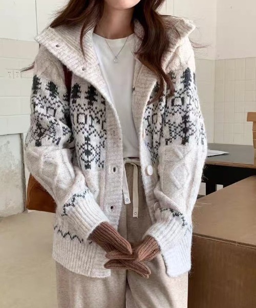 AsRiRe（アスリレイ）の「25aw/ノルディック柄ハイネックニットカーディガン（カーディガン/ボレロ・レディース・グレー/アイボリー/レッド・M）」の9枚目の写真