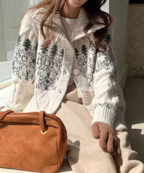 AsRiRe（アスリレイ）の「25aw/ノルディック柄ハイネックニットカーディガン（カーディガン/ボレロ・レディース・グレー/アイボリー/レッド・M）」の4枚目の写真