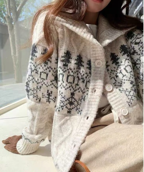 AsRiRe（アスリレイ）の「25aw/ノルディック柄ハイネックニットカーディガン（カーディガン/ボレロ・レディース・グレー/アイボリー/レッド・M）」の5枚目の写真
