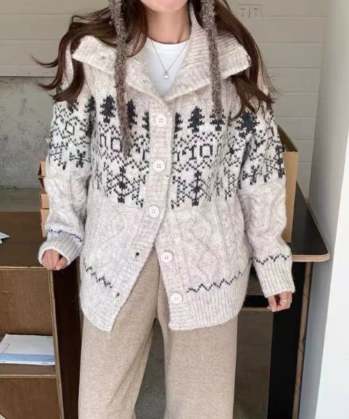 AsRiRe（アスリレイ）の「25aw/ノルディック柄ハイネックニットカーディガン（カーディガン/ボレロ・レディース・グレー/アイボリー/レッド・M）」の7枚目の写真