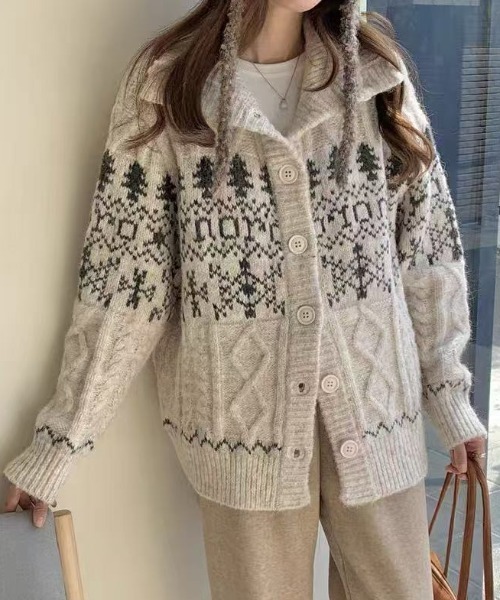AsRiRe（アスリレイ）の「25aw/ノルディック柄ハイネックニットカーディガン（カーディガン/ボレロ・レディース・グレー/アイボリー/レッド・M）」の6枚目の写真