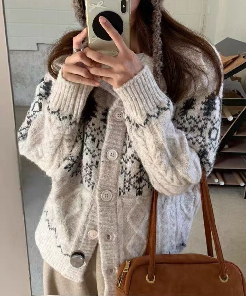 AsRiRe（アスリレイ）の「25aw/ノルディック柄ハイネックニットカーディガン（カーディガン/ボレロ・レディース・グレー/アイボリー/レッド・M）」の10枚目の写真