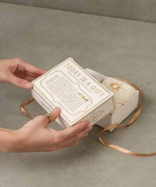 BIRTHDAY BAR（バースデイバー）の「【ラッピングでお届け】オードトワレ&タオルハンカチセット（香水・レディース・ネイビー/アイボリー・0）」の6枚目の写真