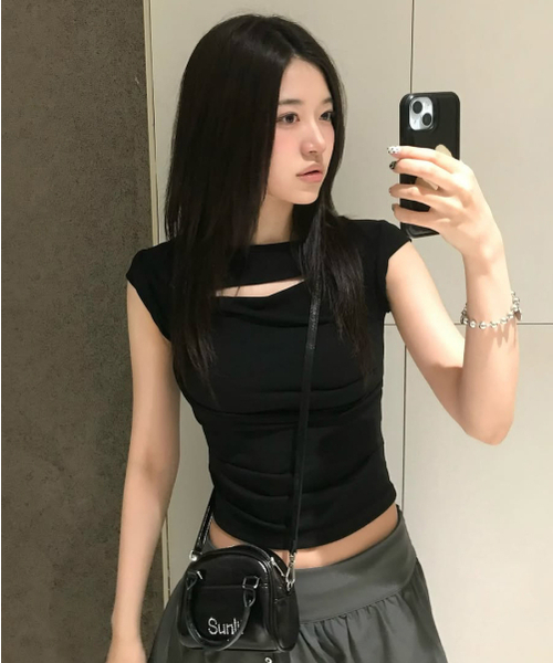 FLAREUP（フレアアップ）の「アシンメトリードレープロールアップTシャツ（FL-165_ブラック）（Tシャツ/カットソー・レディース・ブラック・OS）」の2枚目の写真