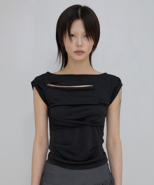 FLAREUP（フレアアップ）の「アシンメトリードレープロールアップTシャツ（FL-165_ブラック）（Tシャツ/カットソー・レディース・ブラック・OS）」の6枚目の写真
