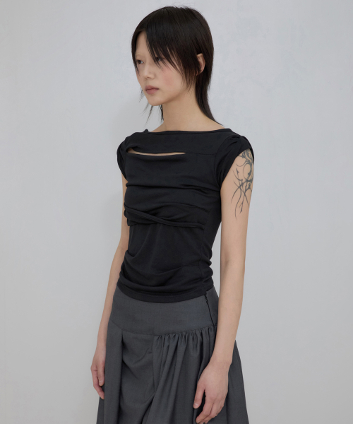 FLAREUP（フレアアップ）の「アシンメトリードレープロールアップTシャツ（FL-165_ブラック）（Tシャツ/カットソー・レディース・ブラック・OS）」の8枚目の写真