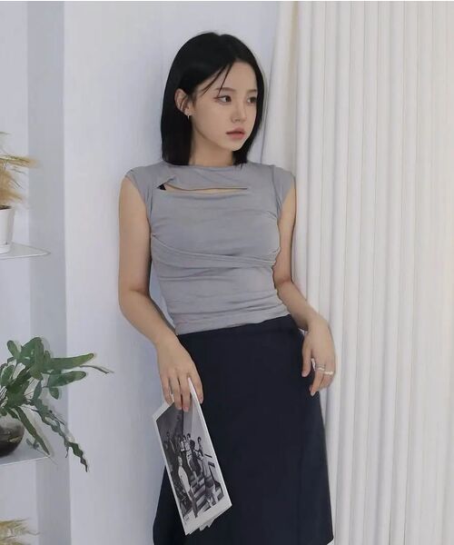 FLAREUP（フレアアップ）の「アシンメトリードレープロールアップTシャツ（FL-165_ブラック）（Tシャツ/カットソー・レディース・ブラック・OS）」の15枚目の写真