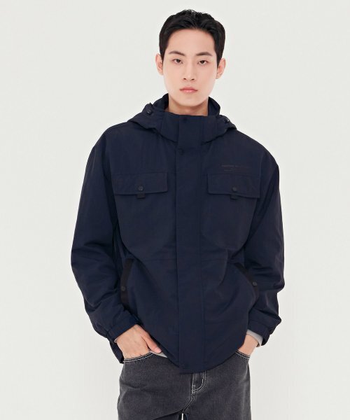 CHASECULT(チェイスカルト)の「男性テープポイントハイネックジャンパー-BERK4111B04(ナイロンジャケット・メンズ・ネイビー・95/105/110)」の2枚目の写真