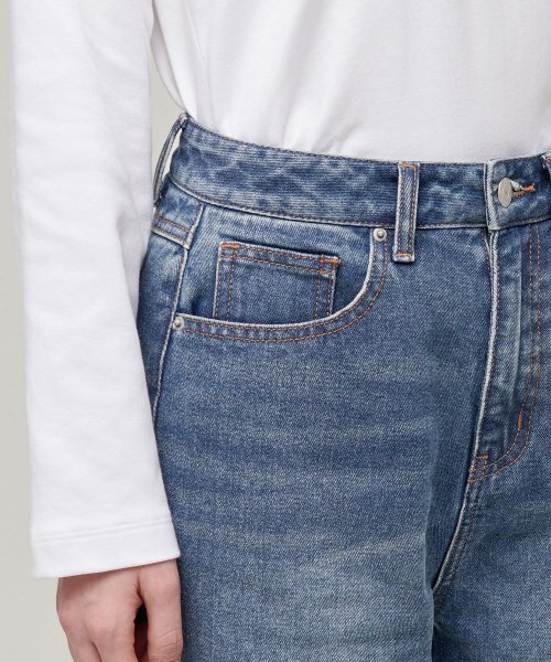 MUSINSA STANDARD WOMAN（ムシンサスタンダードウーマン）の「ウィメンズリラックスマムフィットデニムパンツ[ミディアムインディゴ]（デニムパンツ・レディース・その他・24/25/26/27）」の5枚目の写真