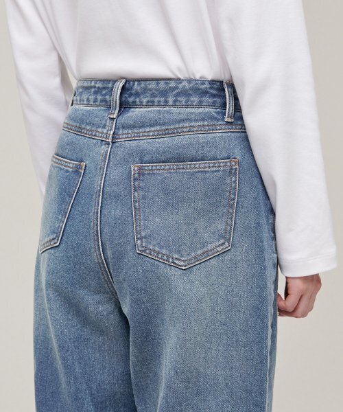 MUSINSA STANDARD WOMAN（ムシンサスタンダードウーマン）の「ウィメンズリラックスマムフィットデニムパンツ[ミディアムインディゴ]（デニムパンツ・レディース・その他・24/25/26/27）」の6枚目の写真