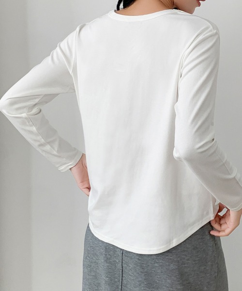 LOWO(ロワ)の「Vネック カットソー 長袖 レディース きれいめ 無地(Tシャツ/カットソー・レディース・ホワイト/ブラック・FREE)」の6枚目の写真