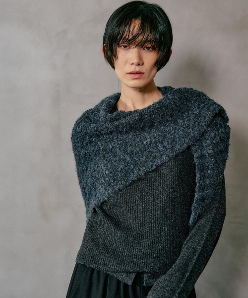 LEPSIM(レプシィム)の「三角ニットストール 606614(ストール/ショール・レディース・レッド/ブラウン/チャコールグレー・ONE SIZE)」の2枚目の写真