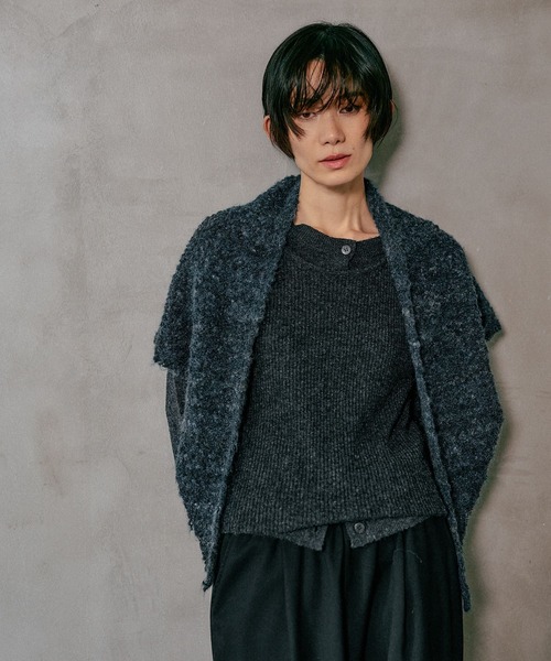 LEPSIM(レプシィム)の「三角ニットストール 606614(ストール/ショール・レディース・レッド/ブラウン/チャコールグレー・ONE SIZE)」の4枚目の写真