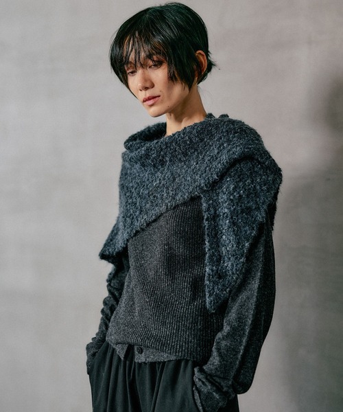 LEPSIM(レプシィム)の「三角ニットストール 606614(ストール/ショール・レディース・レッド/ブラウン/チャコールグレー・ONE SIZE)」の5枚目の写真