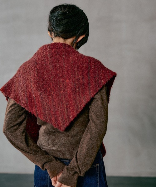 LEPSIM(レプシィム)の「三角ニットストール 606614(ストール/ショール・レディース・レッド/ブラウン/チャコールグレー・ONE SIZE)」の8枚目の写真