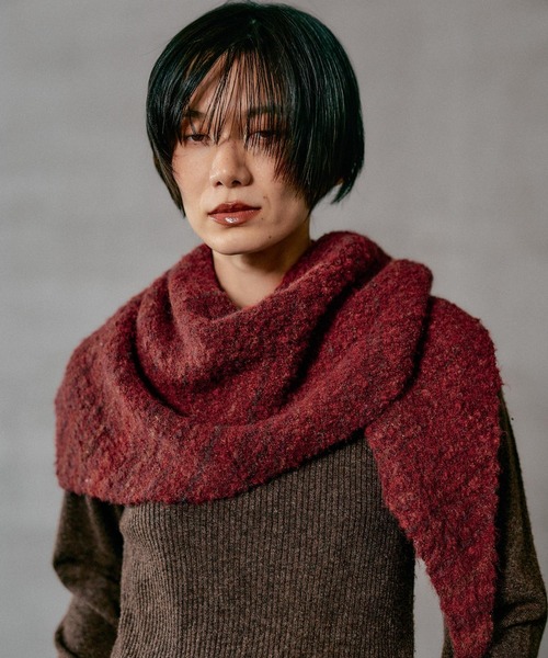LEPSIM(レプシィム)の「三角ニットストール 606614(ストール/ショール・レディース・レッド/ブラウン/チャコールグレー・ONE SIZE)」の9枚目の写真