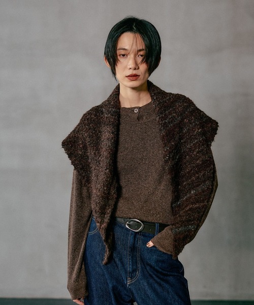 LEPSIM(レプシィム)の「三角ニットストール 606614(ストール/ショール・レディース・レッド/ブラウン/チャコールグレー・ONE SIZE)」の10枚目の写真