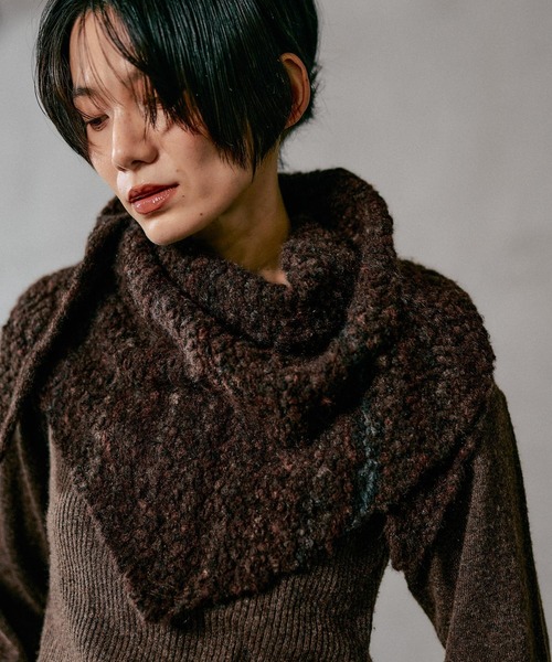 LEPSIM(レプシィム)の「三角ニットストール 606614(ストール/ショール・レディース・レッド/ブラウン/チャコールグレー・ONE SIZE)」の12枚目の写真