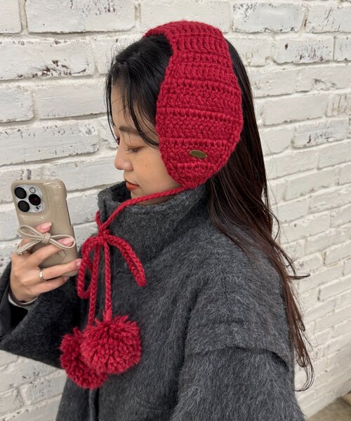 GEVACO（ゲバコ）の「【GEVACO】ボンボン付きイヤーマフラー（ハット・レディース・ホワイト/レッド/グレー・ONE SIZE）」の3枚目の写真