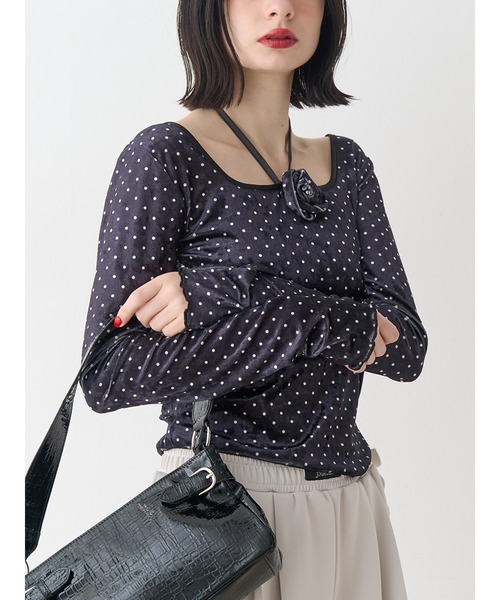 jouetie（ジュエティ）の「ドットベロアトップス コサージュ付き（Tシャツ/カットソー・レディース・ブラック/アイボリー/ブルー・MEDIUM）」の2枚目の写真