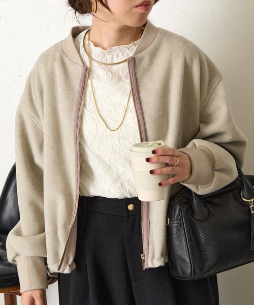 Jena espace merveilleux(ジェナ エスパスメルヴェイユ)の「【あったか/上品】バックラッフルジャケット(ノーカラージャケット・レディース・ベージュ/チャコールグレー・FREE)」の2枚目の写真