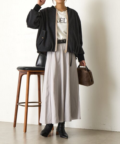 Jena espace merveilleux(ジェナ エスパスメルヴェイユ)の「【あったか/上品】バックラッフルジャケット(ノーカラージャケット・レディース・ベージュ/チャコールグレー・FREE)」の4枚目の写真