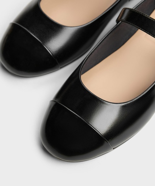 CHARLES & KEITH(チャールズ & キース)の「レザーキャップトゥ メリージェーン(パンプス・レディース・ブラック/オートミール・22.5cm/23cm/23.5cm/24.5cm/25cm)」の5枚目の写真
