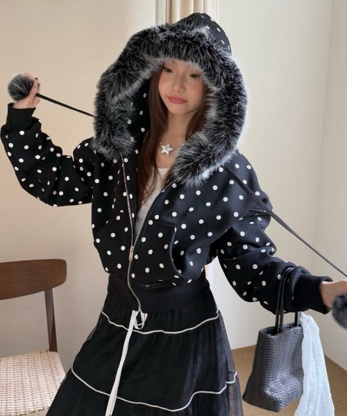 gossip！ロサンゼルス（ゴシップロサンゼルス）の「Y2K ビッグファーフード×ドット柄ショートパーカー/裏起毛 /【冬新作】（パーカー・レディース・グレー/ブラック・L/M）」の2枚目の写真