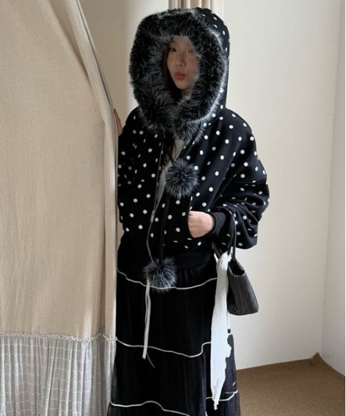 gossip！ロサンゼルス（ゴシップロサンゼルス）の「Y2K ビッグファーフード×ドット柄ショートパーカー/裏起毛 /【冬新作】（パーカー・レディース・グレー/ブラック・L/M）」の7枚目の写真