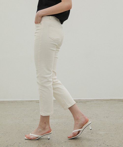 HYBERNAT(ハイバーナット)の「ストレートデニムパンツ - アイボリー(デニムパンツ・レディース・その他・LARGE)」の2枚目の写真