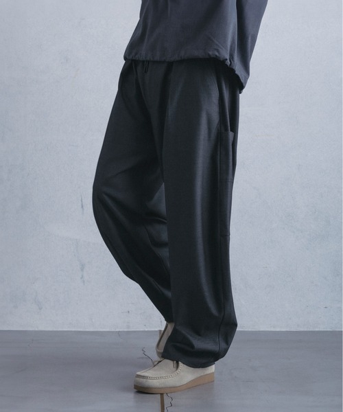 +phenix(プラスフェニックス)の「【WEB・直営店限定】+phenix(プラスフェニックス)COCOON SILHOUETTE RELAXED PANTS コクーンシルエット リラックス パンツ(その他パンツ・メンズ・ブラック/チャコール・M/XL/L)」の2枚目の写真
