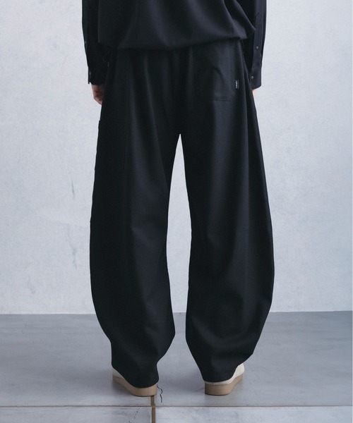 +phenix(プラスフェニックス)の「【WEB・直営店限定】+phenix(プラスフェニックス)COCOON SILHOUETTE RELAXED PANTS コクーンシルエット リラックス パンツ(その他パンツ・メンズ・ブラック/チャコール・M/XL/L)」の4枚目の写真
