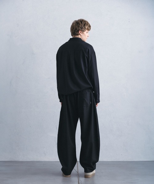 +phenix(プラスフェニックス)の「【WEB・直営店限定】+phenix(プラスフェニックス)COCOON SILHOUETTE RELAXED PANTS コクーンシルエット リラックス パンツ(その他パンツ・メンズ・ブラック/チャコール・M/XL/L)」の8枚目の写真